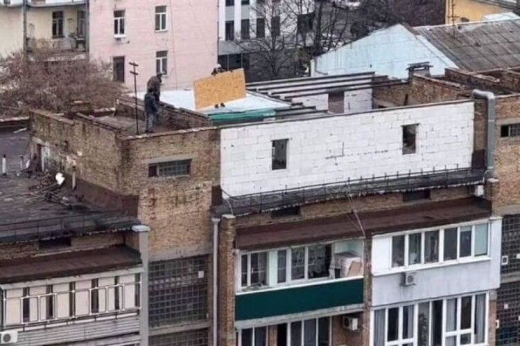 Надбудували цілий поверх: у Києві намагаються покарати «Карлсона», який забудував дах багатоповерхівки