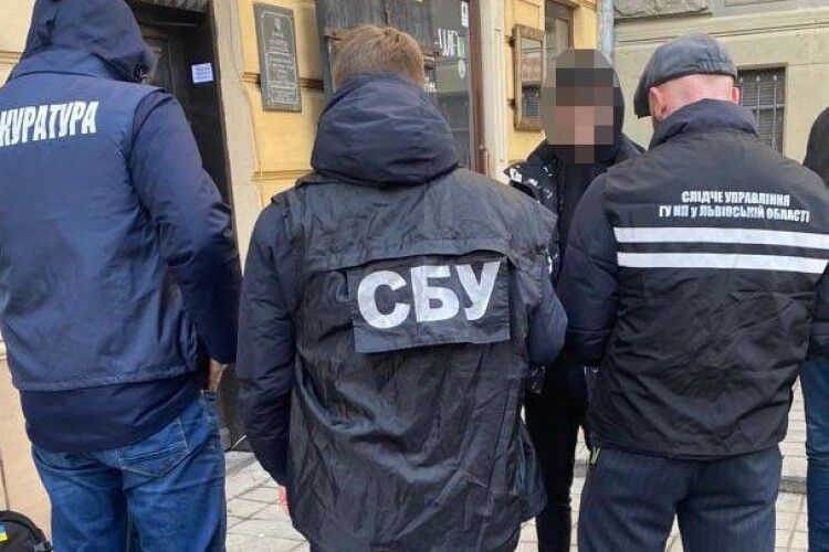 На Львівщині 20-річний харків'янин допомагав ухилянтам виїжджати за кордон 