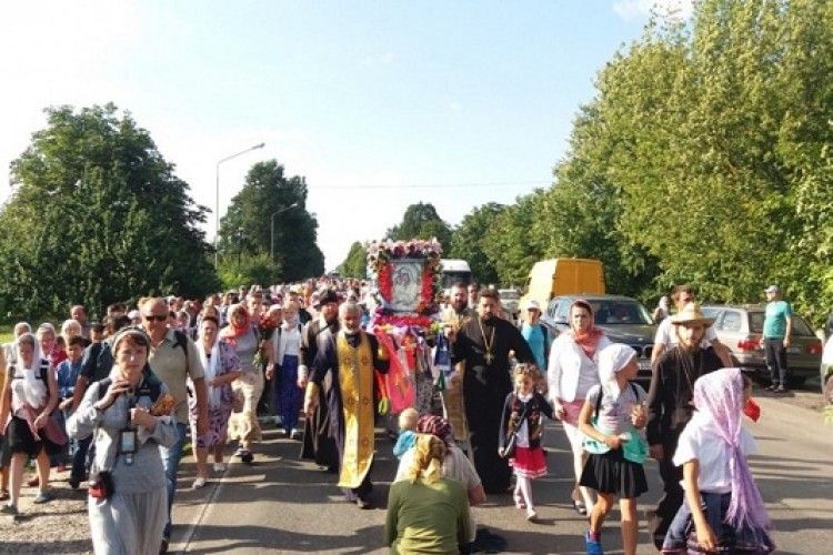 Рожищенські віряни зустріли міжнародний Хресний хід до Почаївської Лаври