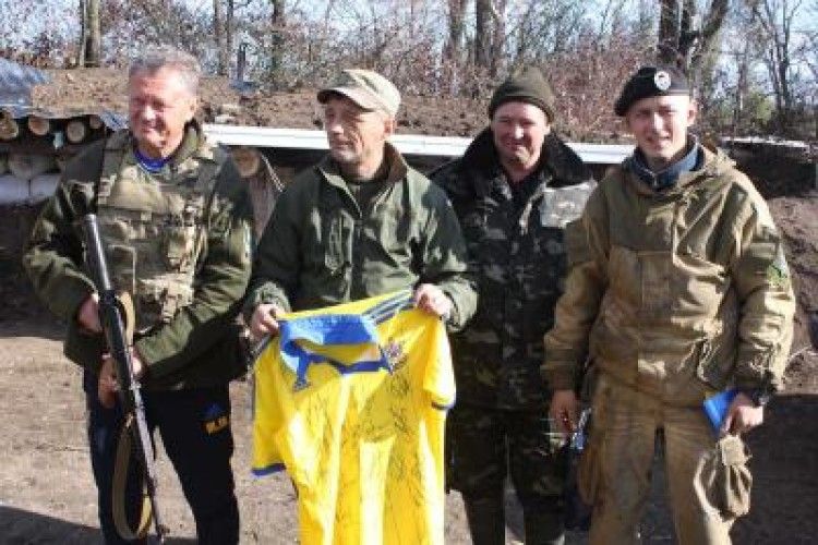 Мирон Маркевич в зоні АТО: позує зі зброєю та грає у футбол (фото + відео)