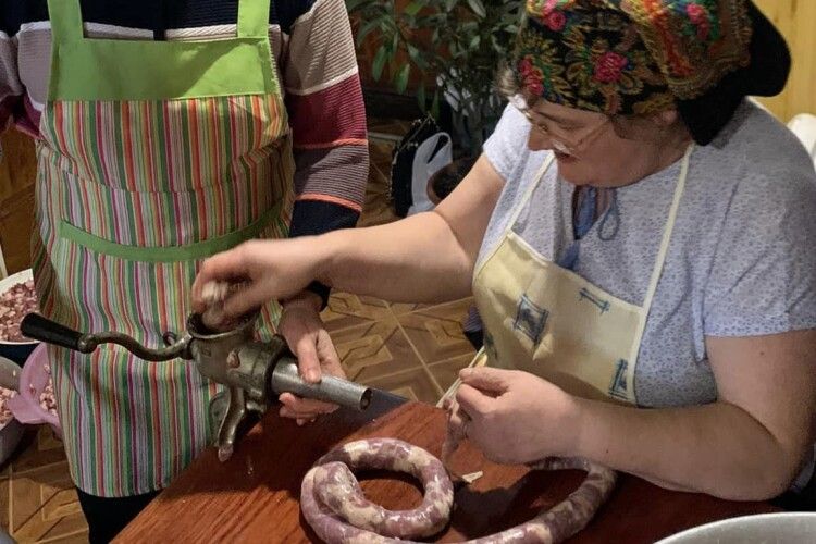 Співачки з Рівненщини випікають домашню ковбасу для військових (Фото)