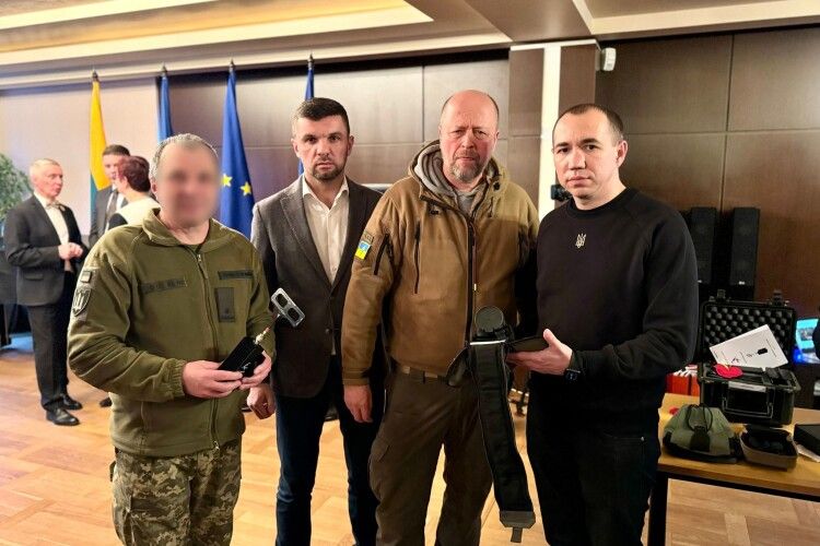 Литовські волонтери передали тепловізійні приціли волинським військовим
