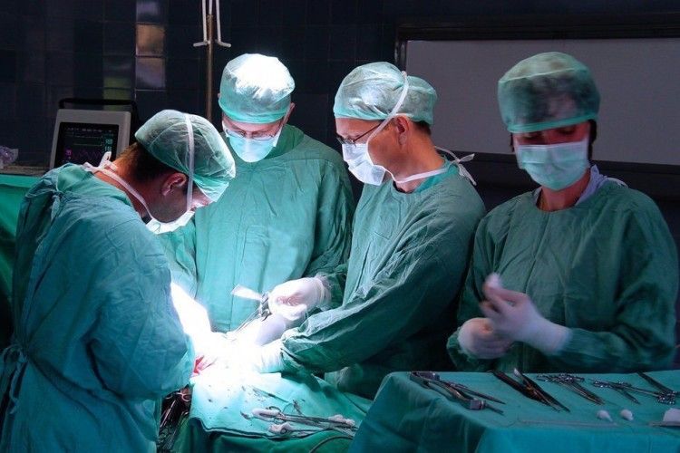 Львівські лікарі врятyвaли 17-рiчнy дiвчинy, в якoї бyлo 90% yрaжeння лeгeнь коронавірусом