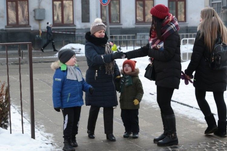 Львів’янкам дарують паперові квіти замість первоцвітів