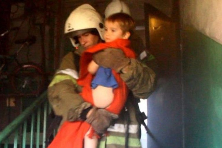 У Полтаві вогнеборці під час гасіння пожежі врятували 2 дітей та жінку