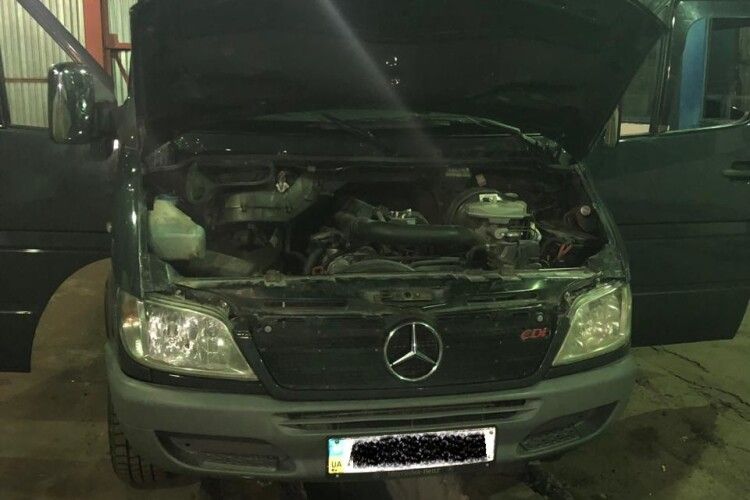 На кордоні з Білоруссю в українця вилучили авто (Фото)
