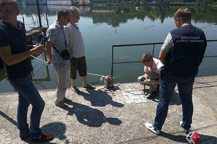 Підполковник поліції вплав наздоганяв рибінспектора-хабарюгу (фото)