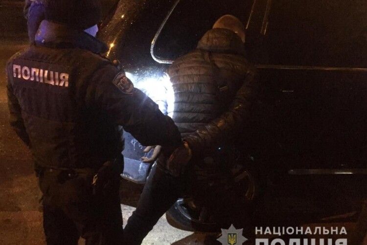Злапали трьох розбійників-гастролерів, які в Луцьку побили чоловіка й відібрали у нього понад мільйон гривень (фото)