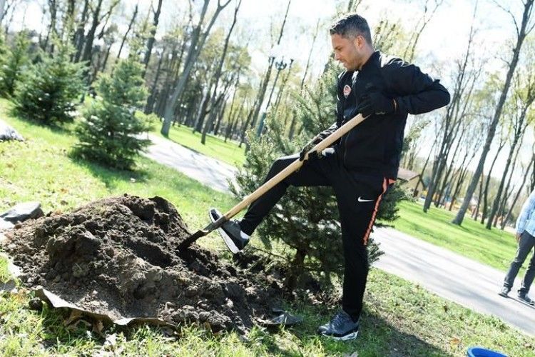 Марлос відклав м’яча і посадив ялинку