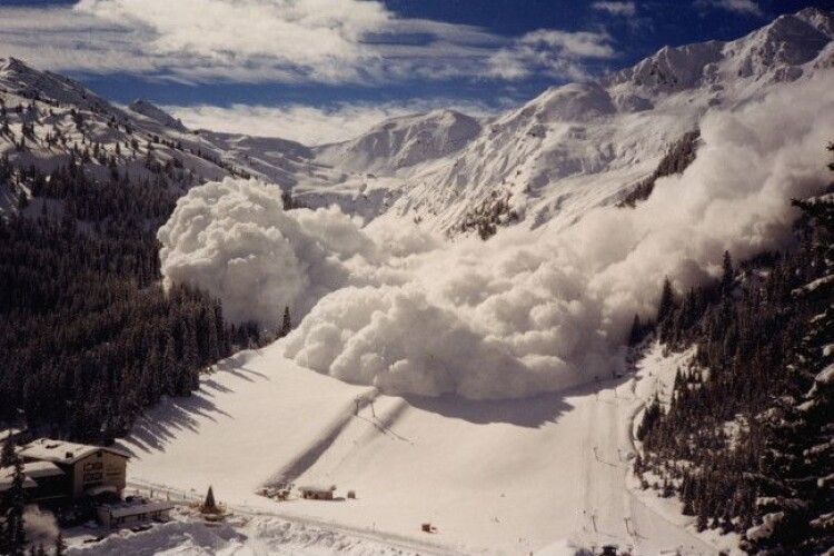Внаслідок сходження снігової лавини в Австрії загинули чотири людини