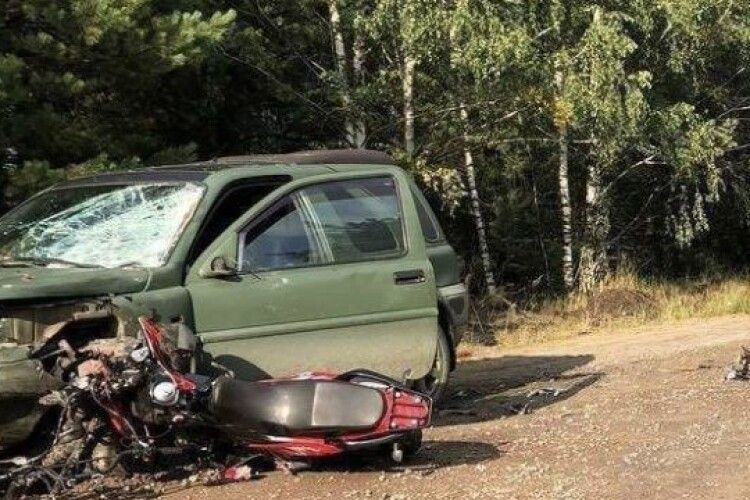Вилетіли мотоциклом на зустрічну смугу: у жахливій ДТП на Рівненщині загинули двоє братів