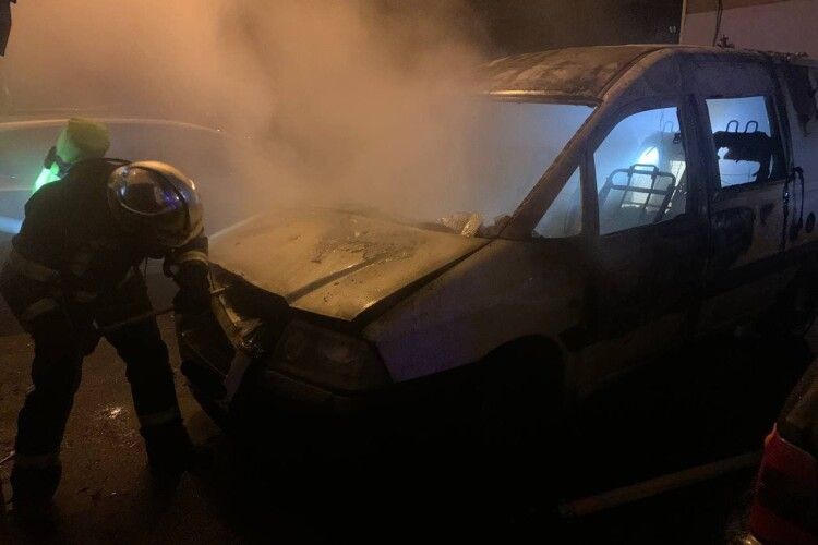 У Рівному під ранок горіла автівка, вогонь пошкодив і дві сусідні машини (Фото)