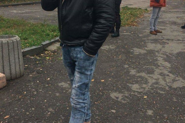 Посеред вулиці у Рівному в чоловіка відібрали взуття