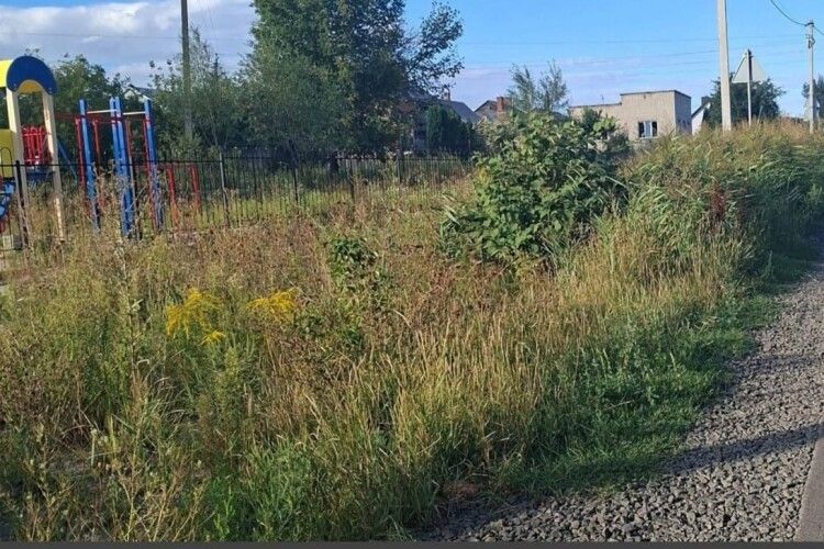 Одне звернення змінило все: у Луцьку змусили впорядкувати занедбаний майданчик