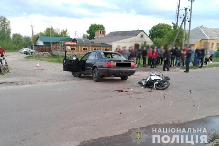 У райцентрі на Рівненщині мотоцикліст потрапив у реанімацію внаслідок зіткнення з легковиком