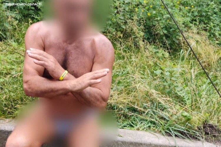 У Рівному оголений чоловік стріляв з мисливської зброї (Фото)
