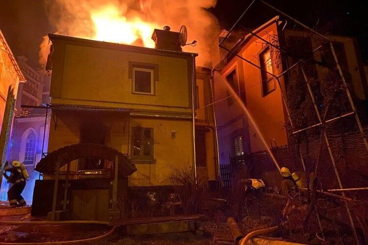 У Рівному горів двоповерховий будинок (Фото)