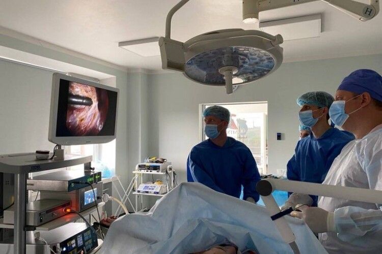 Волинські хірурги прооперували жінку із дзеркальним розташуванням органів (Фото 18+)