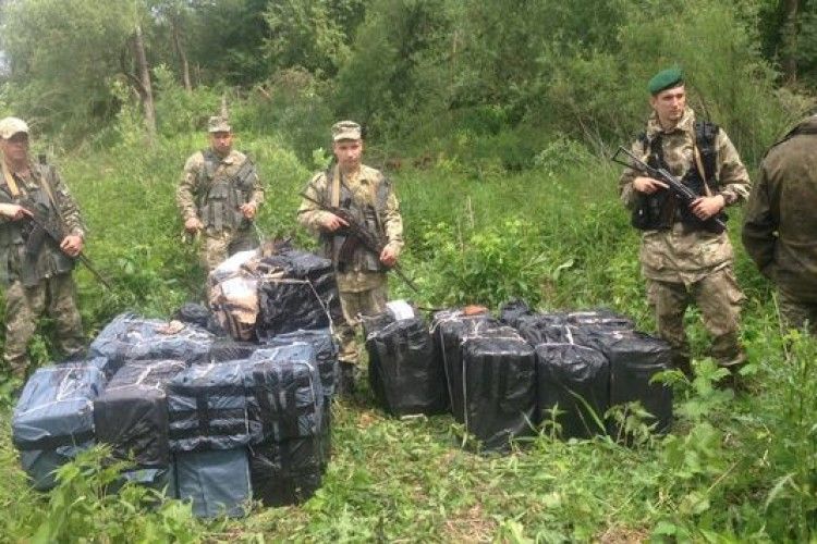 На Волині підліток хотів переправити через Буг 38 ящиків сигарет (фото, відео)