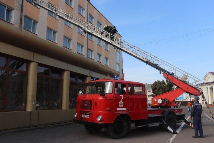 Володимир-Волинський: до найбільшого готелю з’їхались рятувальники