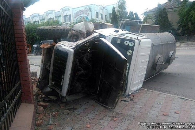 Аварія на Тернопільщині: 2 людини травмовано, розбито 5 автомобілів (фото)