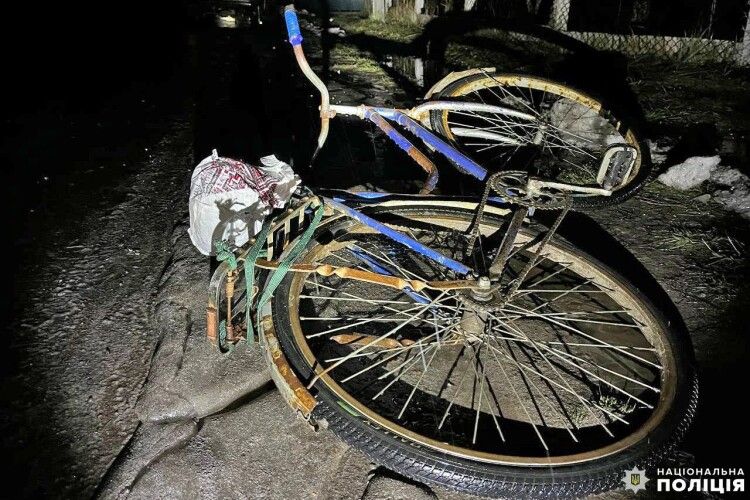 На Рівненщині легковик на вулиці селища збив 48-річного велосипедиста (Фото)