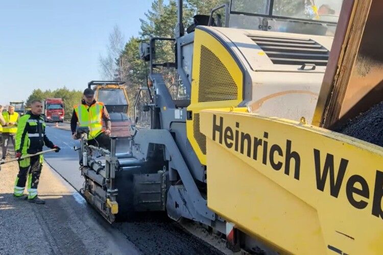 На дорогах Волині «залатали» 12 тисяч метрів квадратних ям (Відео)