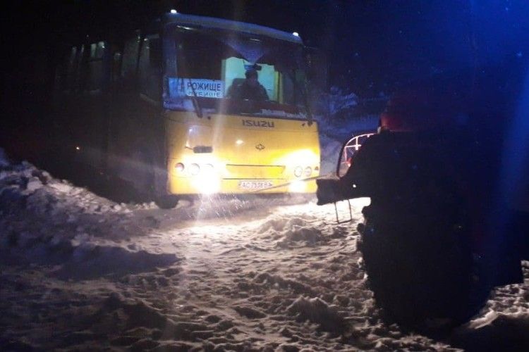 Рятувальники вивільняли із заметів пасажирські автобуси