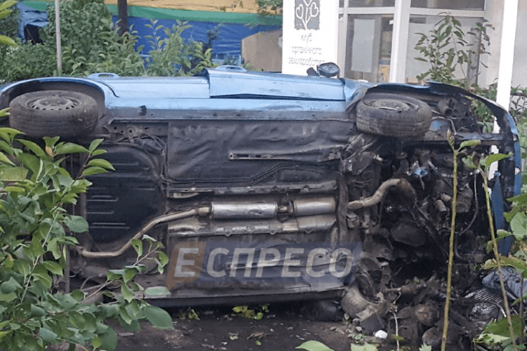 У Києві водій спричинив смертельну ДТП і заснув серед туй у садовому центрі, в який влетіла його автівка