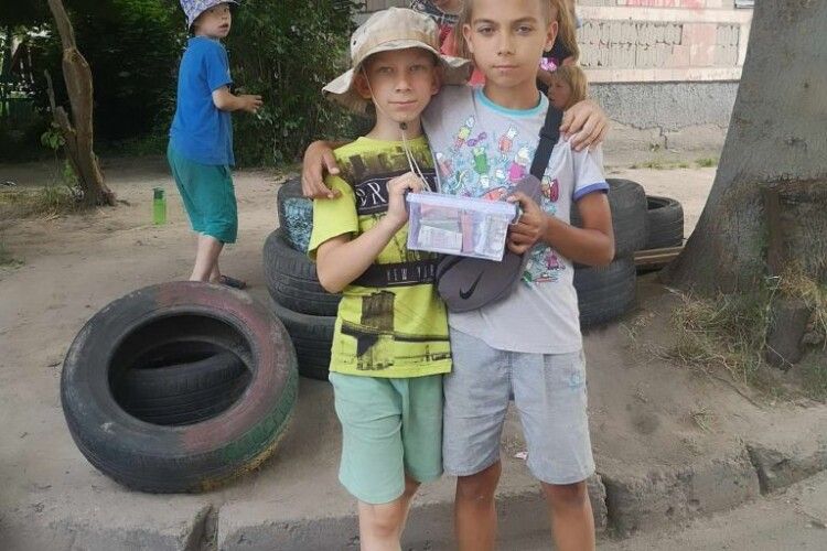У місті на Волині школярі на імпровізованому блокпосту зібрали майже 9 тисяч гривень для ЗСУ