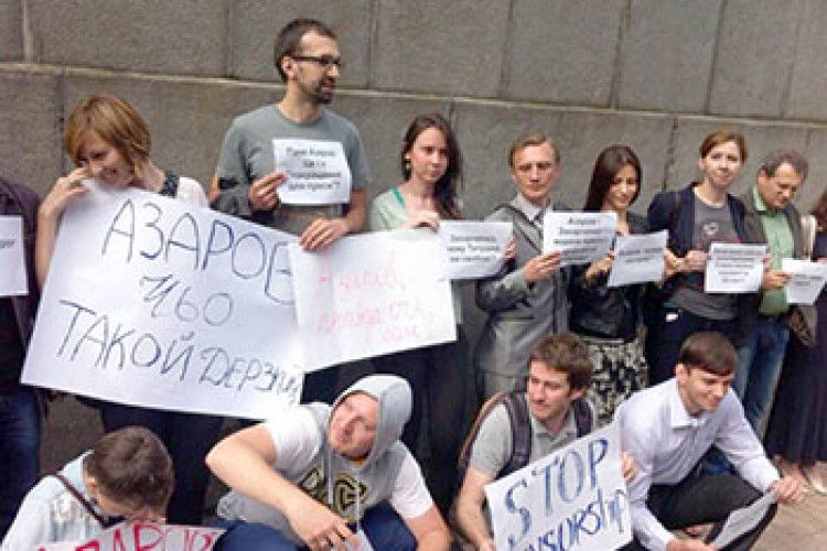 АЗАРОВ ЗАЯВИВ, ЩО З КУЛАКАМИ ЗАХИЩАВ БИ ЖУРНАЛІСТКУ