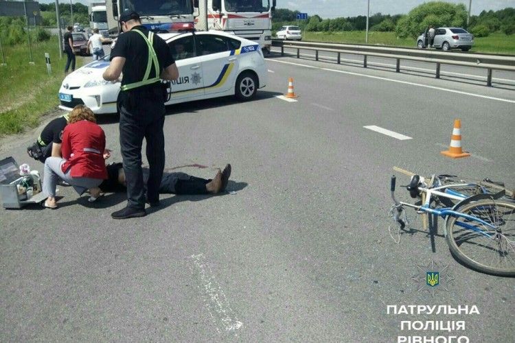Рівненські патрульні врятували життя 60-річного велосипедиста (фото)