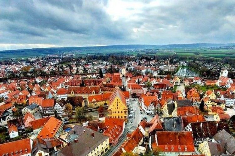 Є собі невелике місто. Та не звичайне - в стінах його будівель 72 тонни алмазів!