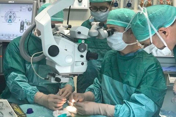 Лікарі імплантували пацієнтці в око… фрагмент зуба