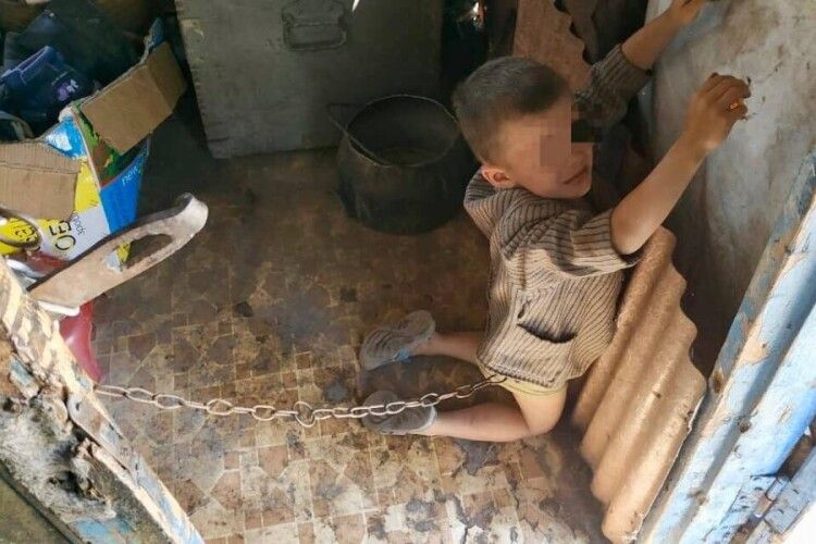 На Луганщині батько тримав шестирічного сина на ланцюзі (фото)