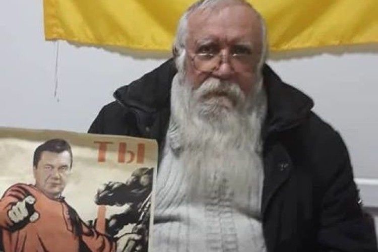 У Маріуполі впіймали 70-річного діда, який розклеював плакати з Януковичем-червоногвардійцем (фото + відео)