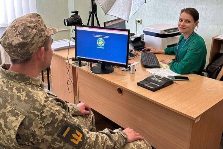 На Волині оформили закордонний паспорт військовому для поїздки на навчання