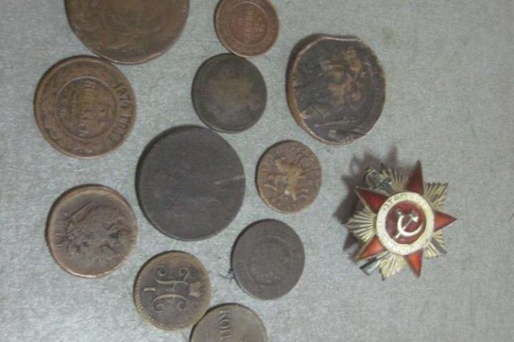 Росіянин хотів вивезти з України 12 старовинних монет, царський четвертак і радянський орден (фото)