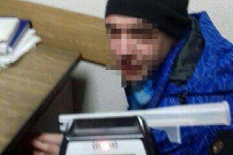 Намагаючись вкрасти пляшку горілки, двоє рівнян влаштували скандал у магазині