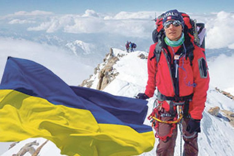 ВСТАНОВЛЮЄ ПРАПОР УКРАЇНИ НА ВЕРШИНАХ СВІТУ