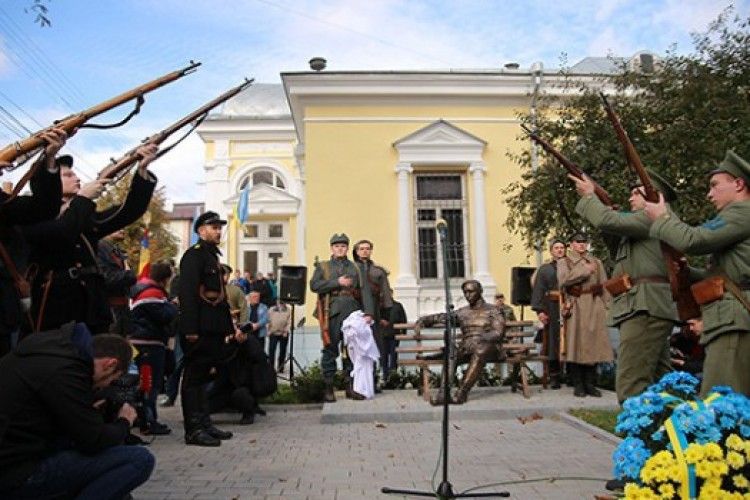 Пам'ятник Петлюрі відкрили у Вінниці