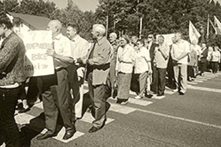 ЧОРНОБИЛЬЦІ ВИМАГАЮТЬ  ПЕНСІЙ*