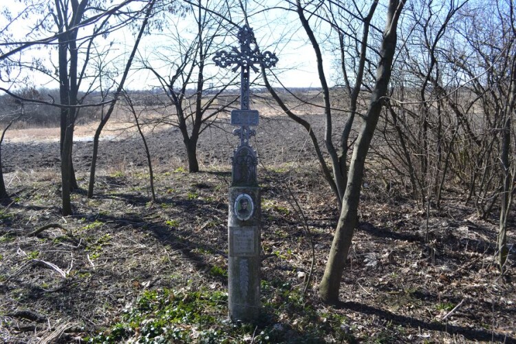 Юхим Литвинюк загинув у 1941 році. Абревіатуру "ЗУР" можна розшифрувати як "За Україну розстріляний".