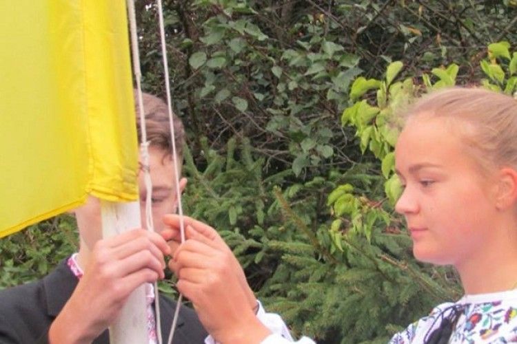 Урочисту місію - підняття державного прапора доручили кращим учням Ратна (Фото)