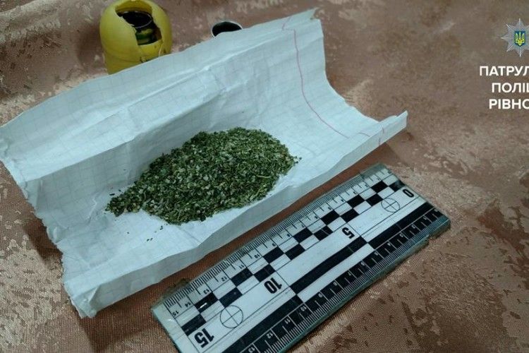 «Чи то студент – чи наркоман?»: у рівненському гуртожитку в 16-річного хлопця знайшли марихуану (фото)