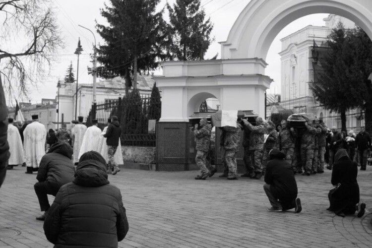 Виносили дві труни: у Луцьку провели в останню путь загиблих Героїв (Фото)