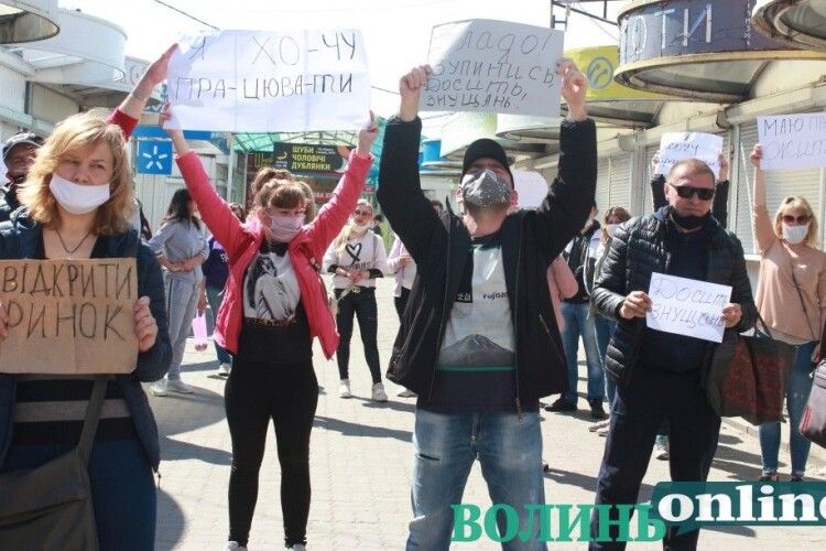 Луцькі підприємці з «Варшавки» вийшли на акцію протесту під гаслами «Владо, зупинись!» та «Банду геть!» (Відео, фото)