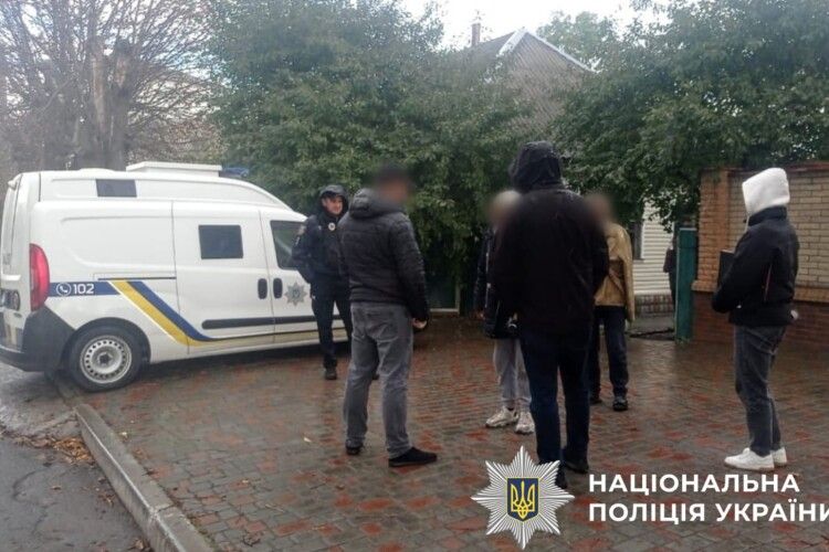 На Київщині чоловік вбив знайомого і цілу добу пиячив з його трупом