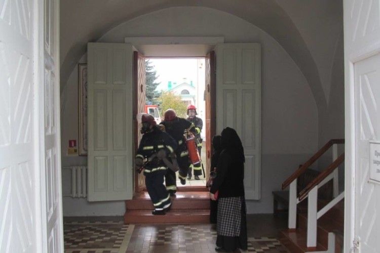 Пожежники дали раду червоному півню у жіночому монастирі в Корці (фото)