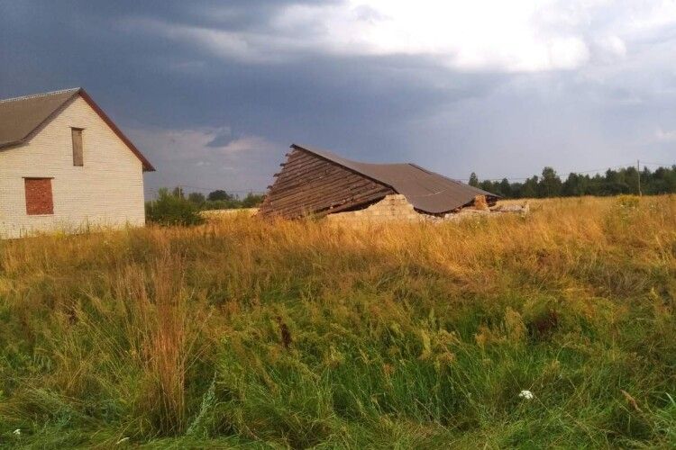 Хлів зрівняло з землею, переламало електроопору: у селі на Волині буря наробила збитків (Фото, відео)
